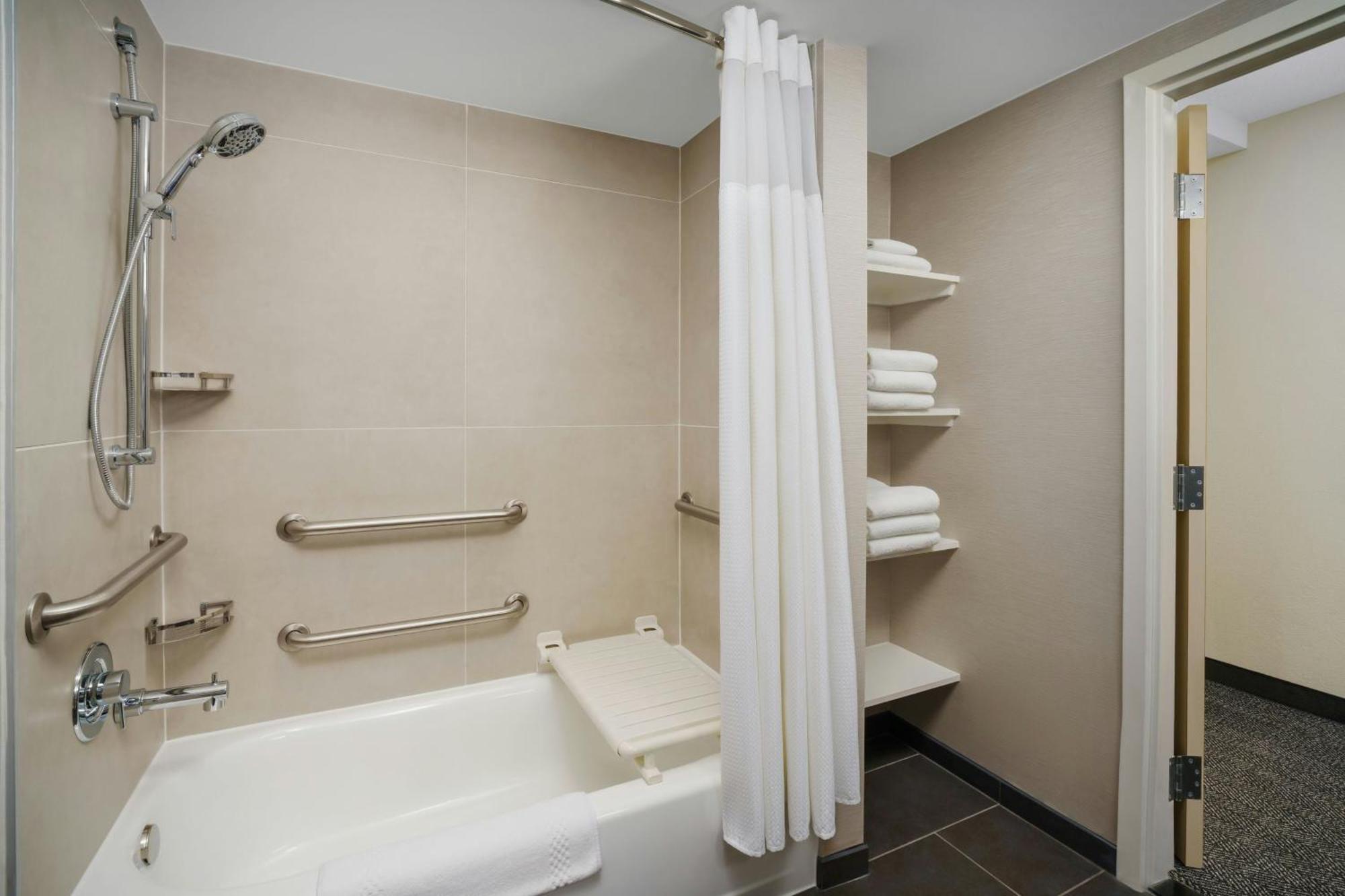 Courtyard Chicago Midway Airport Hotel Bedford Park Exterior foto